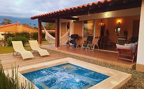 Casa Campestre en zona exclusiva con Jacuzzi, a 10 min del aeropuerto, 20 min parque del café, WiFi, parqueadero privado, vigilancia 24 hrs y amplias zonas sociales